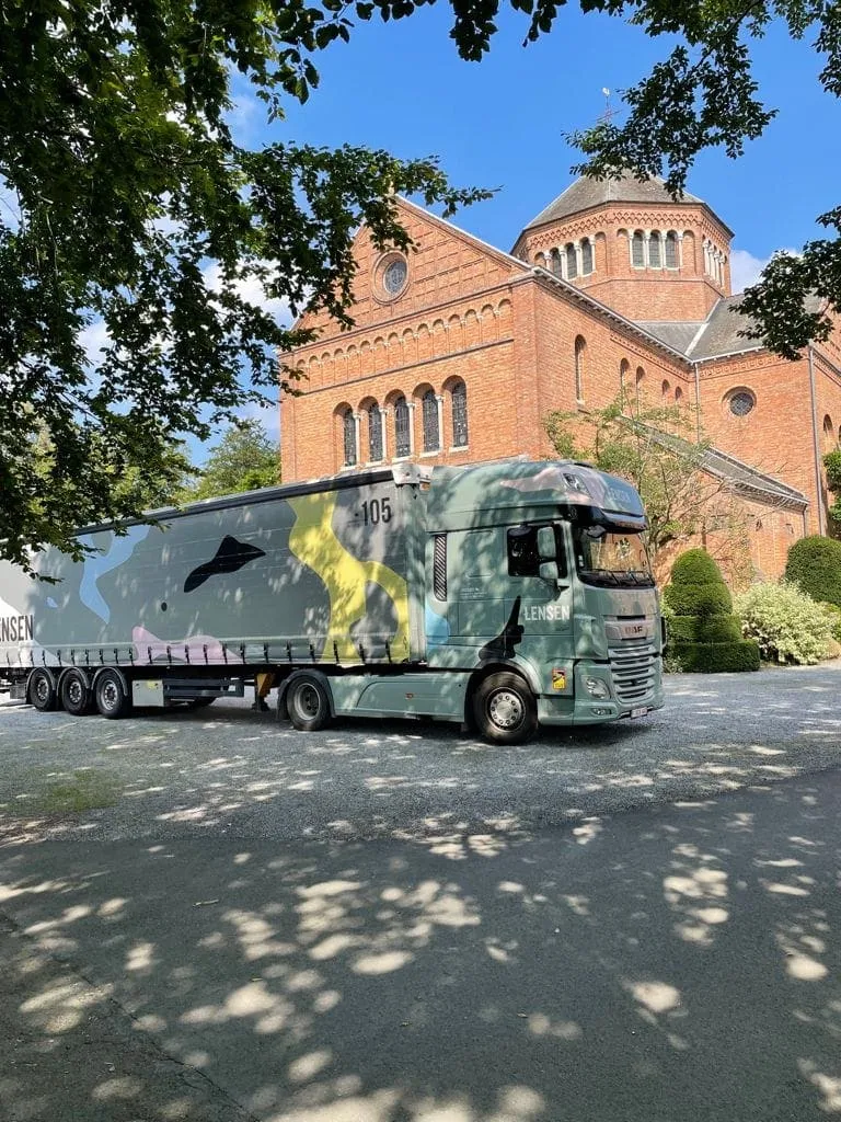 Lensen Transport vrachtwagen voor kerk