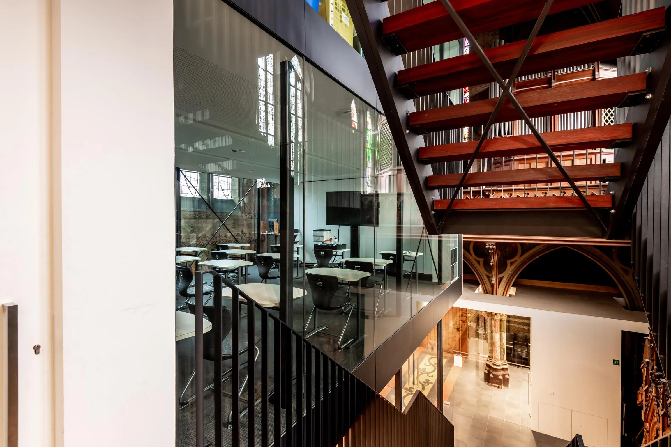 Modern office naast klassiek trappenhuis