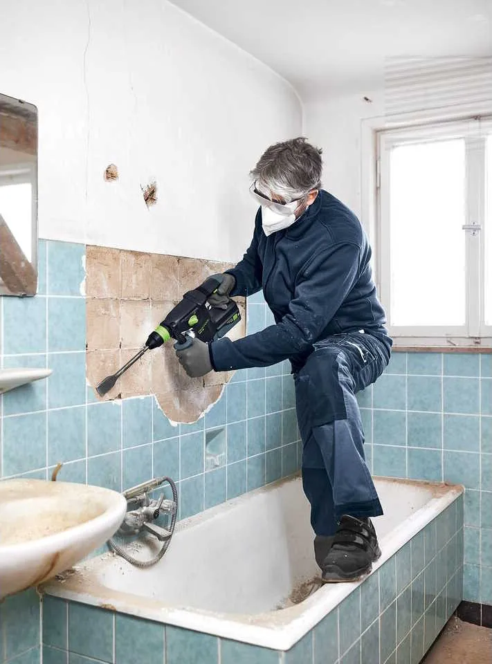 man removing tiles with Festool KHC 18