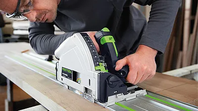 alt = man works with Festool TSC 55 circular saw