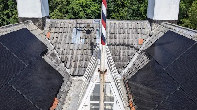 Binnendak historisch pand voorzien van zonnepanelen