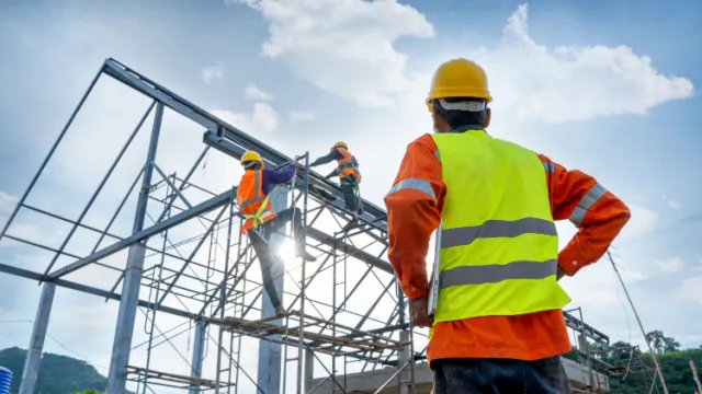 professionals aan het werk op bouwplaats
