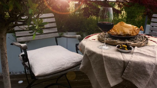 gedekte tafel op terras
