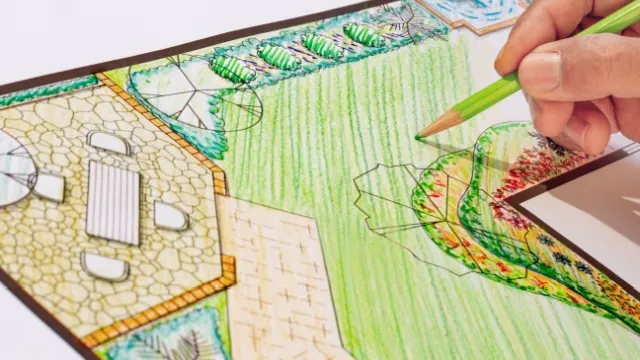 man schetst tuinplan
