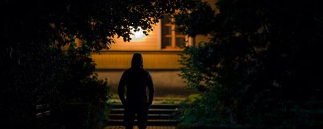 Install an outdoor lamp with a motion sensor yourself