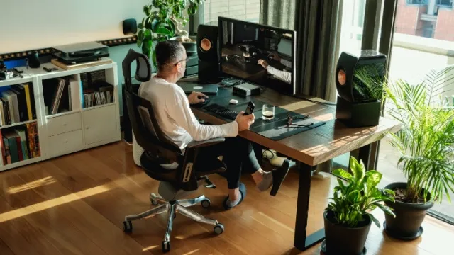 man werkt in home office