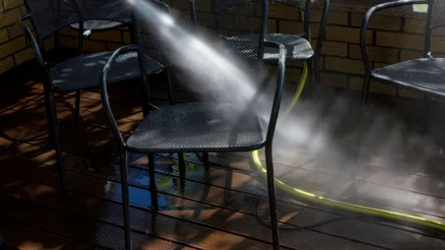 man reinigt tuinstoelen met hogedrukreiniger