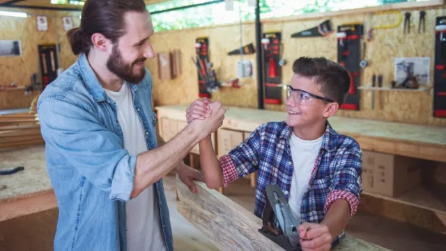 vader en zoon werken samen met hout