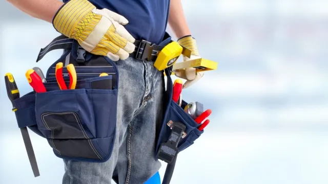 man met gereedschapsgordel