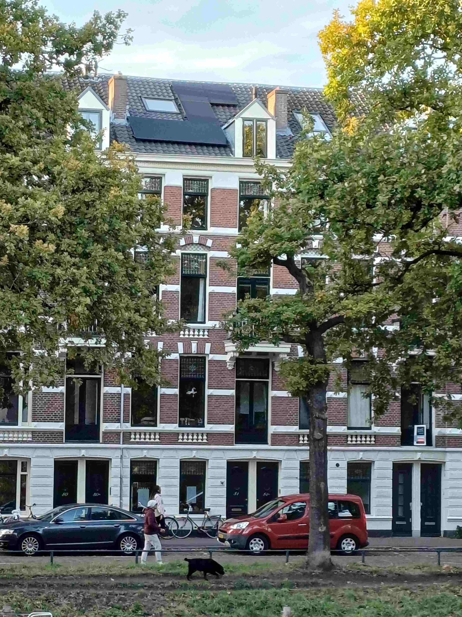 Zonnepanelen op dak herenhuis