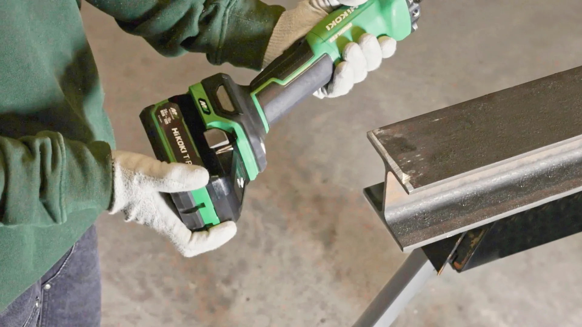 man werkt met HiKOKI accugereedschap