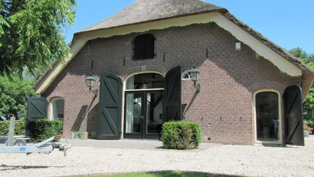 houten vensterluiken op woonboerderij