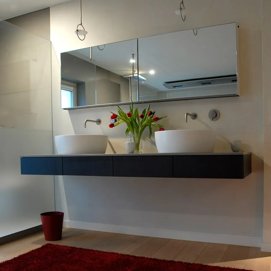 washbasins with mirrors