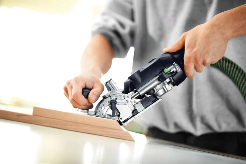 man werkt met Festool deuvelfrees