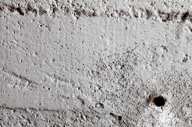 Boren door de pleisterlaag