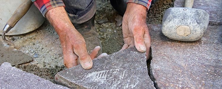 Hoe je terras met natuursteen schoonmaken