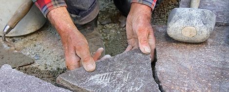 Hoe je terras met natuursteen schoonmaken