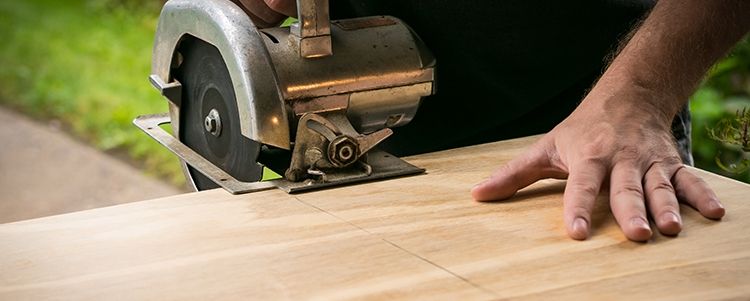 Cutting plywood and veneer without splinters