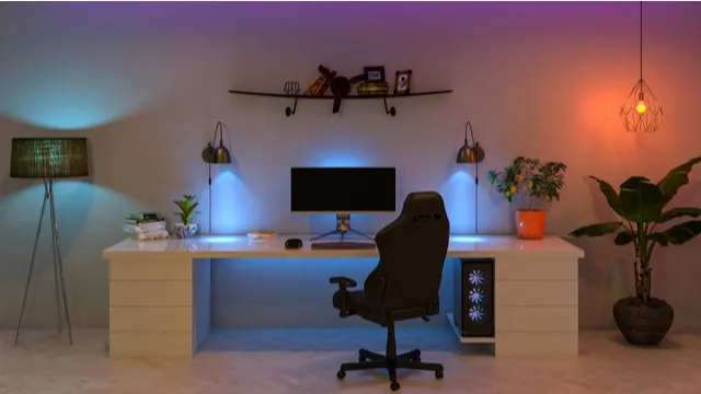 bureau in blauw licht