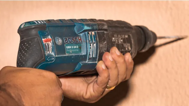 man werkt met Bosch boormachine