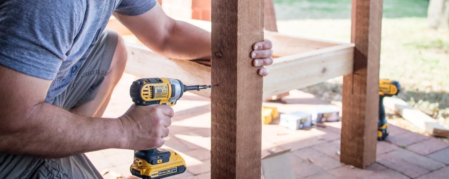 man werkt met DeWalt accuboormachine