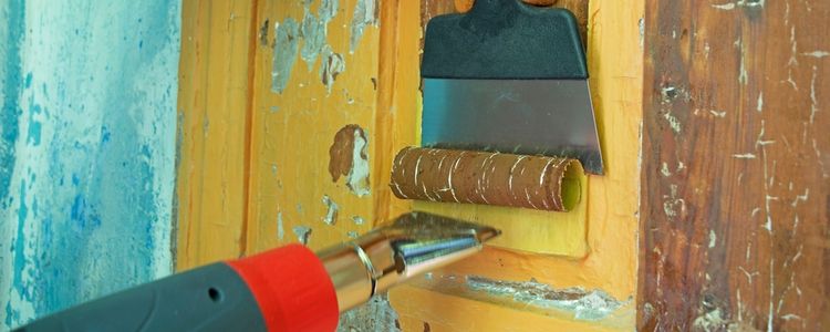 Oude verf verwijderen van hout – hoe ga ik te werk?