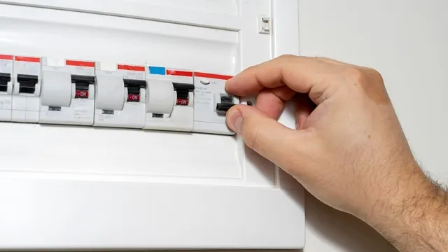 man controleert zekering