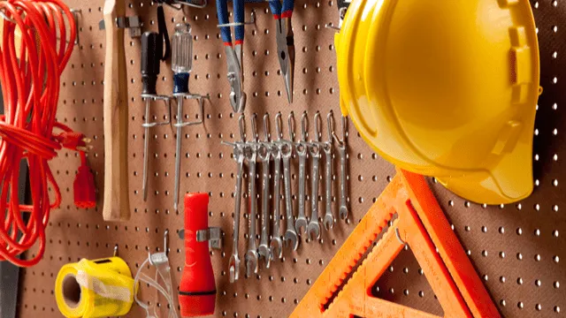 gereedschap aan ophangbord