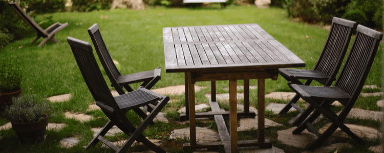 Hoe onderhoud je houten tuinmeubelen?