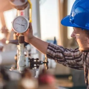 man controleert manometer